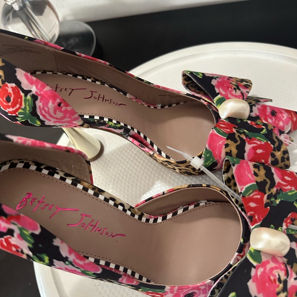 Betsey Johnson Floral Bow Pointed-Toe Heels in Black, Pink, Red, Green, Gold - Picture 10 of 15
